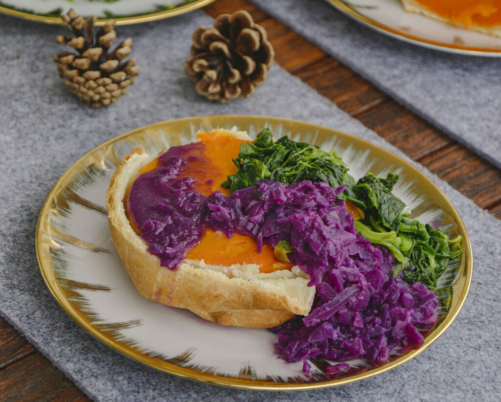 Rezept Butternut bake Kürbis Kohl Teller Brot Tannenzapfen Filz Holztisch