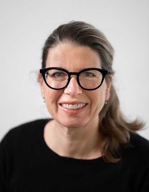 Portrait Maartje Veltkamp neutraler Hintergrund
