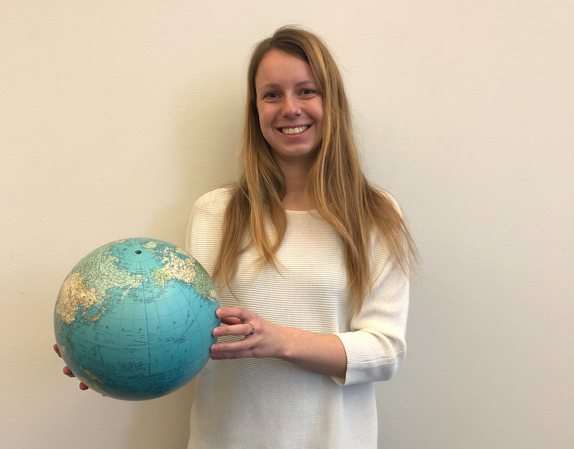 Team Myblueplanet Esther Brechbühler hält Planet weisser Hintergrund