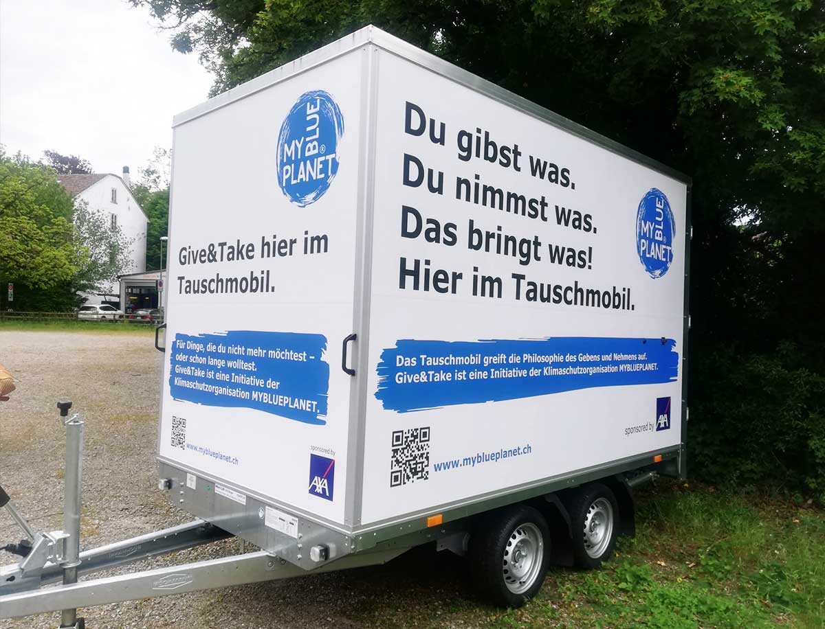 Give and Take Tauschmobil in einer Wohnsiedlung mit Natur