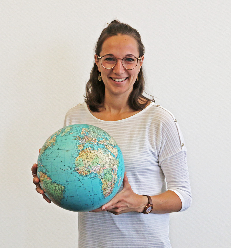 Team MYBLUEPLANET Ilona Meili hält Planet weisser Hintergrund