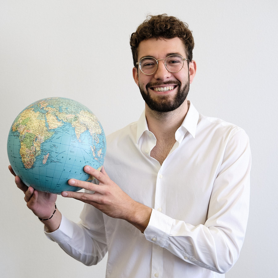 Team MYBLUEPLANET Arnaud hält Planet weisser Hintergrund