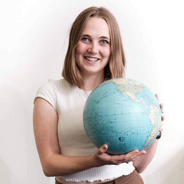 Team MYBLUEPLANET Leona Müller hält Planet weisser Hintergrund