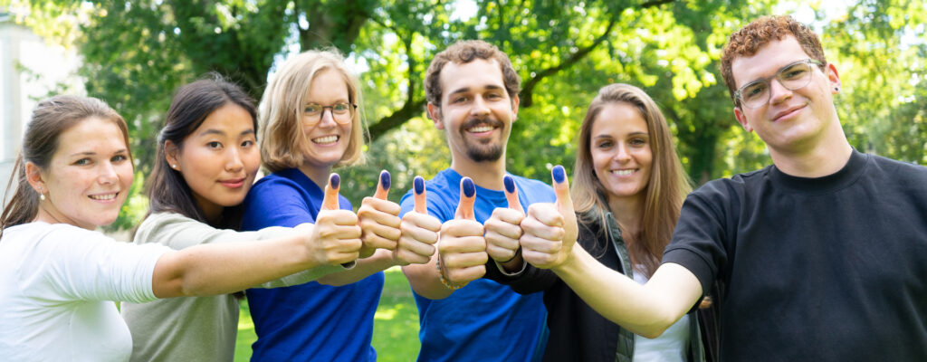 myblueplanet-klimaschutz-schweiz blaue daumen draussen