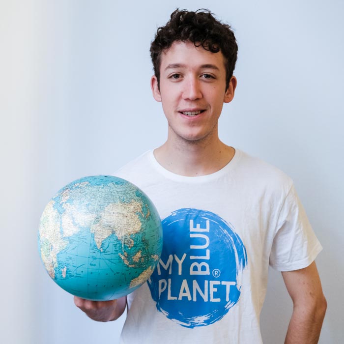 Team MYBLUEPLANET Fabio Zingg hält Planet weisser Hintergrund
