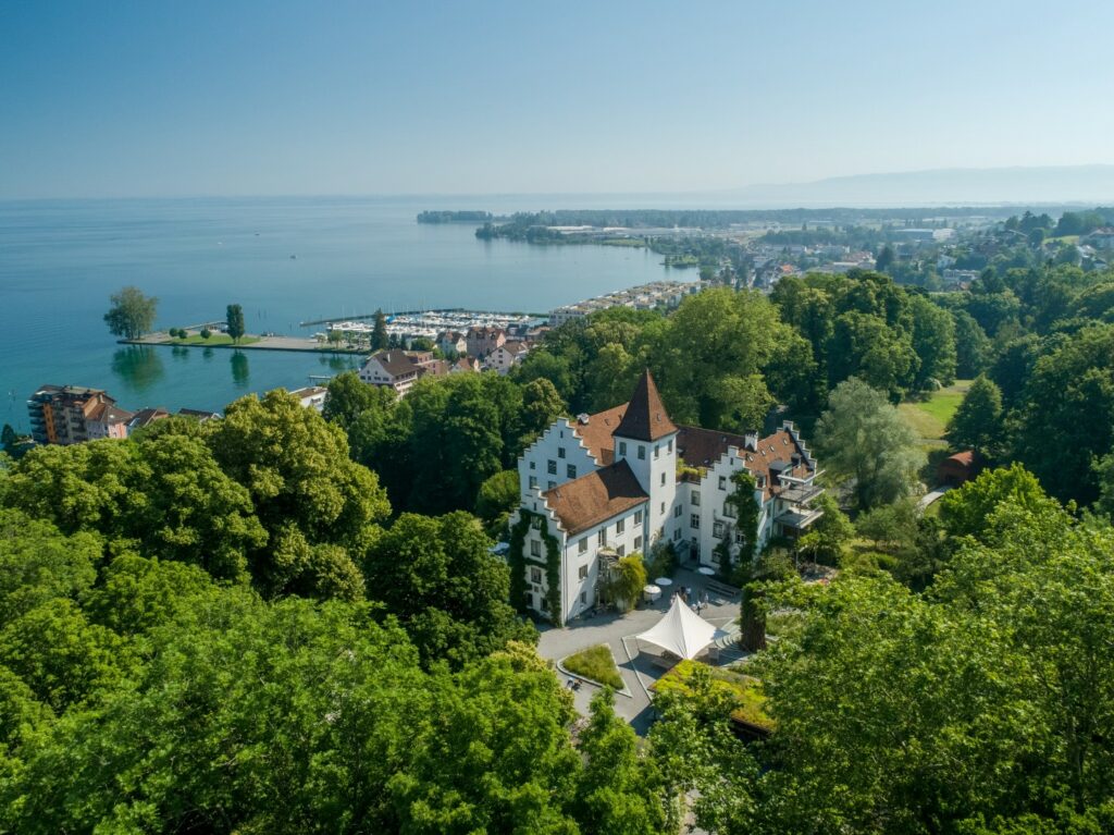 Luftaufnahme Schlosshotel Wartegg bäume schloss see grün idyllisch