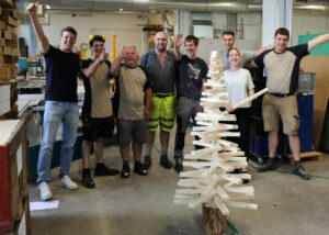 Nadelfrei Gruppe Holzbaum nachhaltig Freude lachen Team Werkstatt