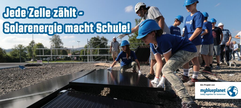Schüler installieren Solardach auf Schule | Aktion von Jede Zelle Zählt von MYBLUEPLANET